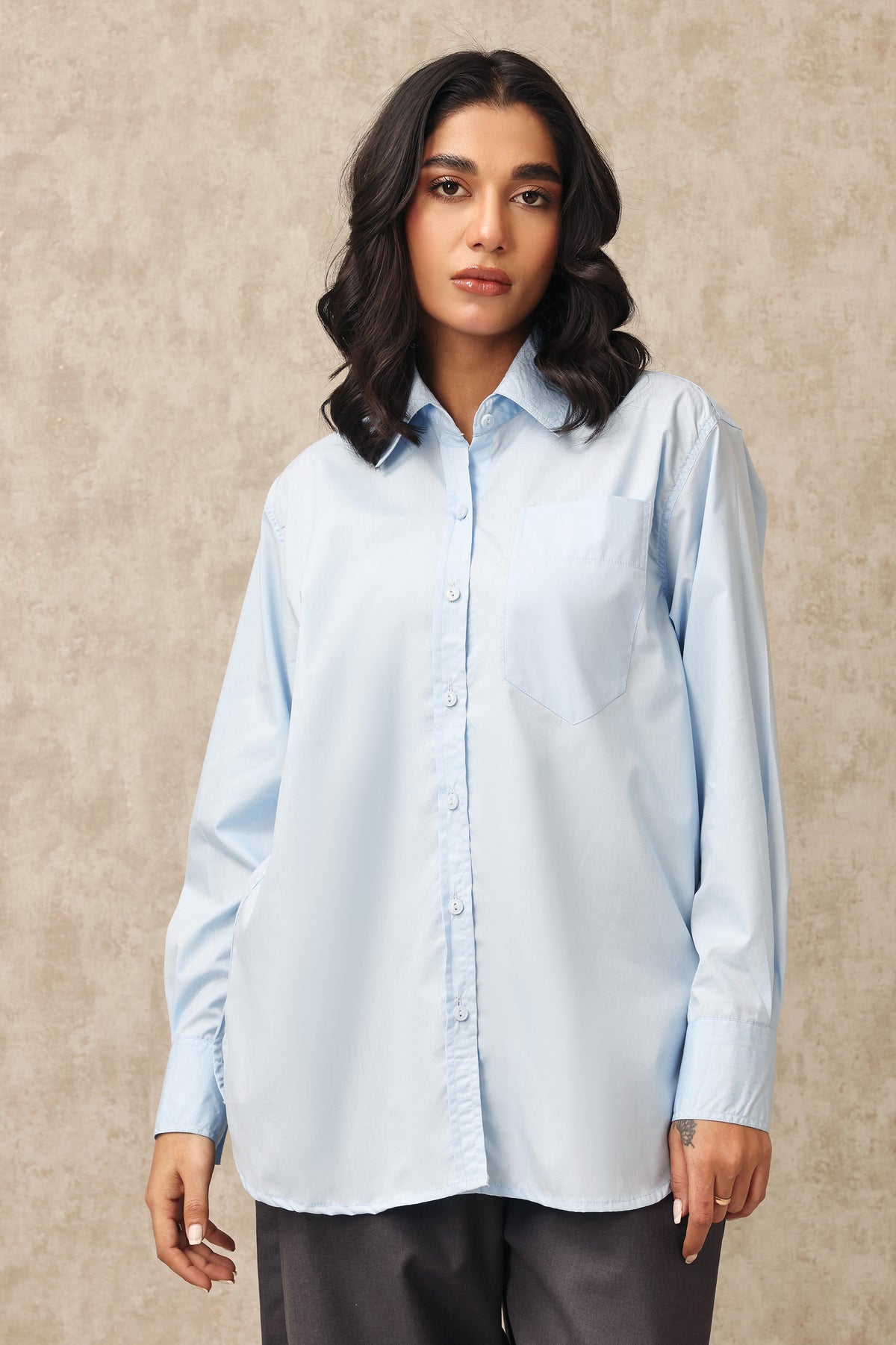 CLASSIC BUTTON-UP SHIRT WITH TAILORED FIT-BLUE