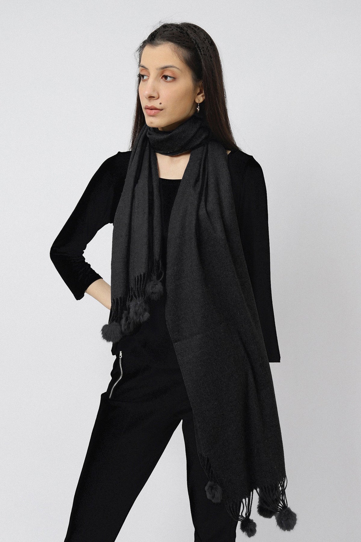 POM POM WRAP-BLACK